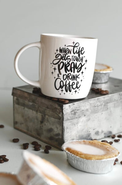 WEIßER PORZELLANBECHER: WHEN LIFE GETS TOUGH, PRAY & DRINK COFFEE