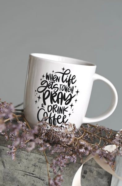 WEIßER PORZELLANBECHER: WHEN LIFE GETS TOUGH, PRAY & DRINK COFFEE