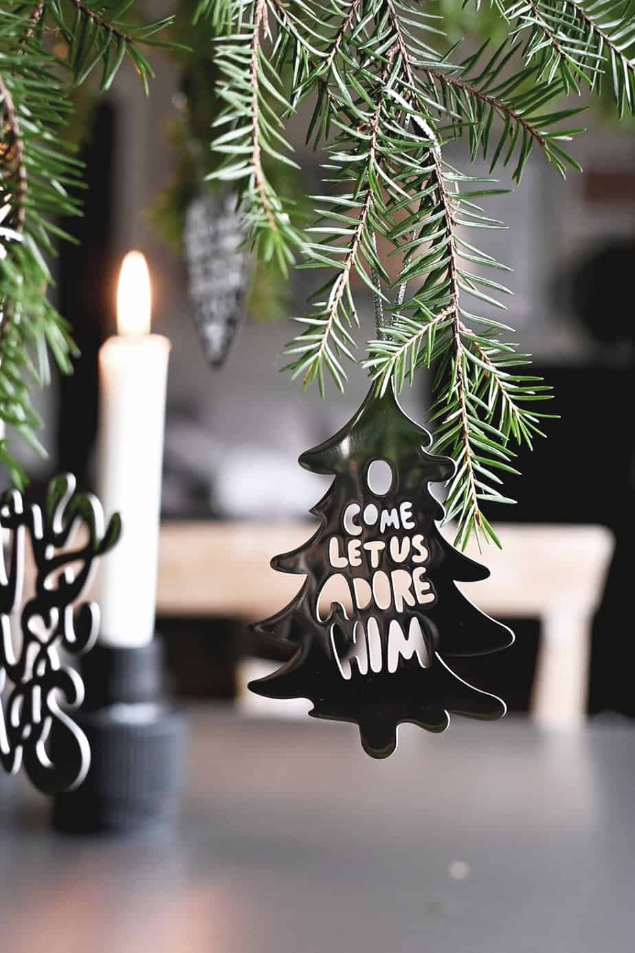 WEIHNACHTSANHÄNGER AUS EDELSTAHL: O, COME LET US ADORE HIM