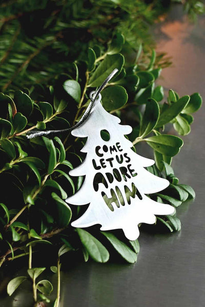 WEIHNACHTSANHÄNGER AUS EDELSTAHL: O, COME LET US ADORE HIM