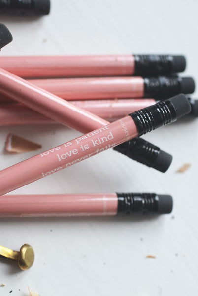 Bleistift-Pink mit Radiergummi: LOVE IS PATIENT, LOVE IS KIND, LOVE NEVER FAILS