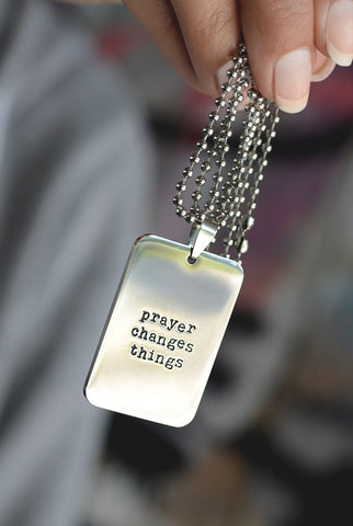 Halskette aus Edelstahl mit Anhäger: PRAYER CHANGES THINGS  (Gebet ändert Dinge)