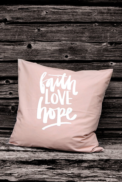 Kissenbezug in Matt-Rosa: FAITH LOVE HOPE ("Glaube Liebe Hoffnung")