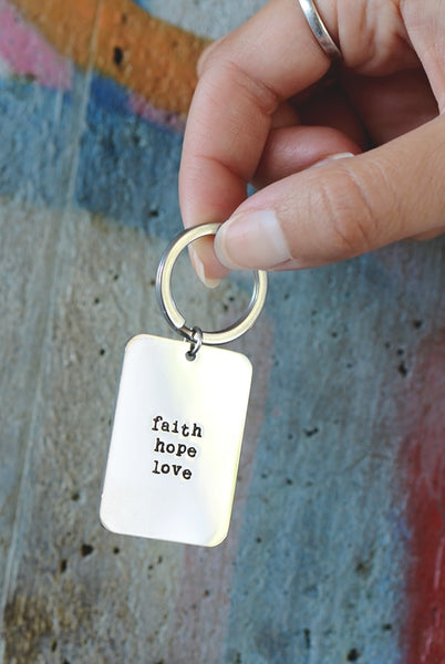 Schlüsselanhänger aus graviertem Edelstahl: FAITH HOPE LOVE